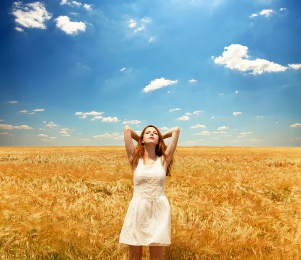 Ragazza rossa al campo di grano — Foto Stock