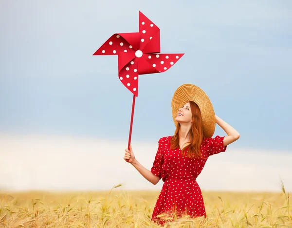 Roodharige meisje met speelgoed windturbine — Stockfoto