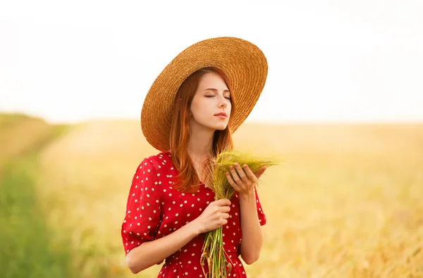 Ragazza rossa in abito rosso al campo di grano — Foto Stock