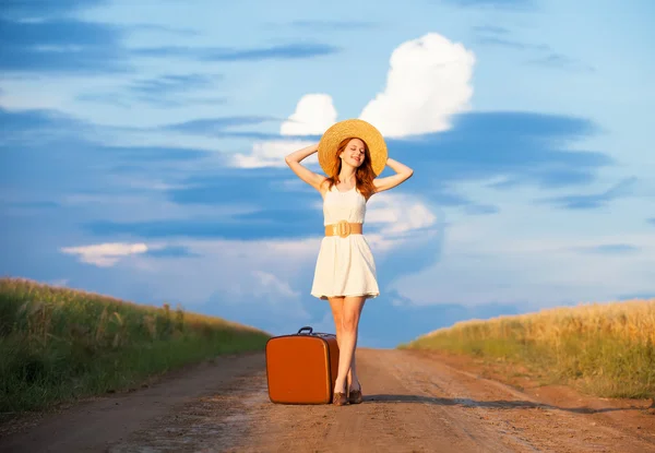 Fille rousse avec valise à l'extérieur . — Photo