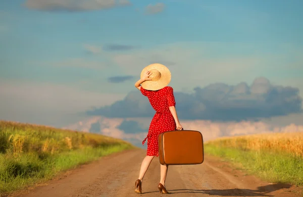 Fille rousse avec valise à l'extérieur . — Photo