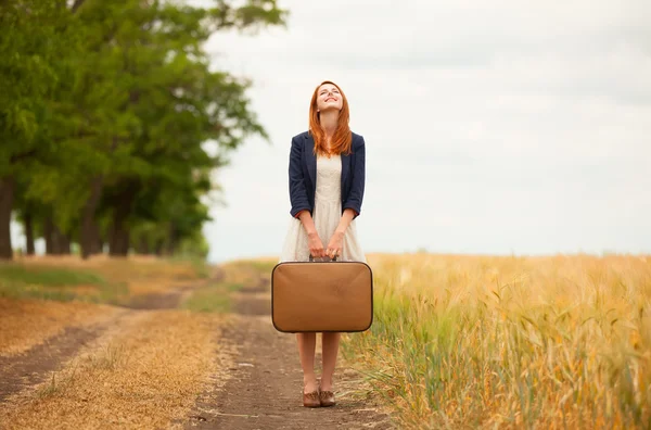 Pelirroja con maleta al aire libre . — Foto de Stock