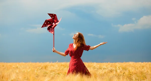 Roodharige meisje met speelgoed windturbine — Stockfoto