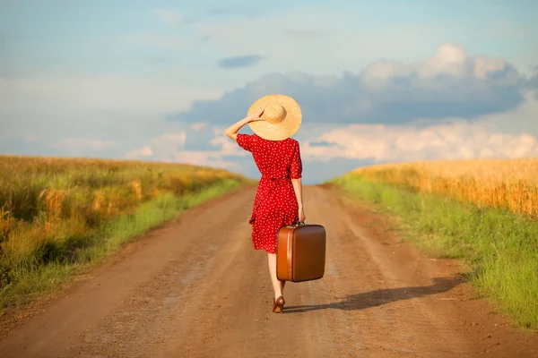 Menina ruiva com mala ao ar livre . — Fotografia de Stock