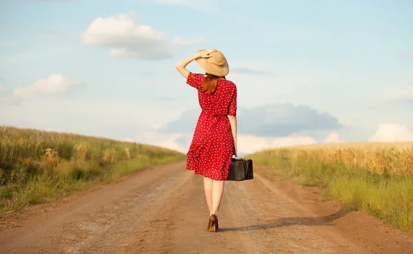 야외에서 가방 빨강 머리 소녀. — 스톡 사진