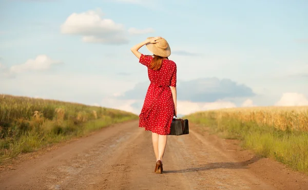 Menina ruiva com mala ao ar livre . — Fotografia de Stock