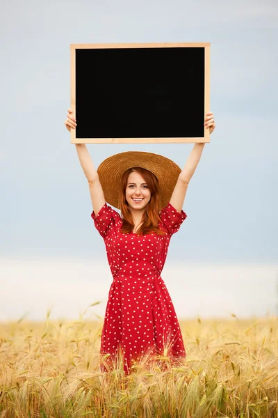 Rotschopf Mädchen mit Tafel am Weizenfeld — Stockfoto