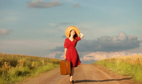 Ragazza rossa con valigia all'aperto . — Foto Stock