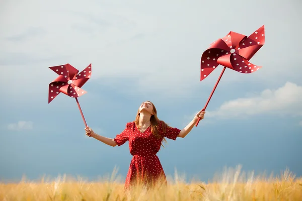 Menina ruiva com turbina eólica de brinquedo — Fotografia de Stock