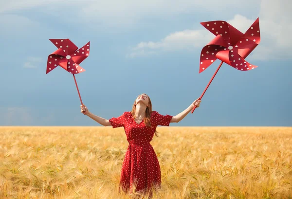 Ragazza rossa con turbina eolica giocattolo — Foto Stock