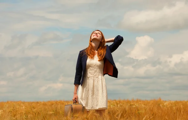 Kızıl saçlı kız çanta, Bahar buğday alanı. — Stok fotoğraf