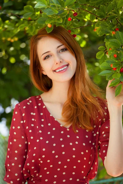 Fille rousse près de cerise — Photo