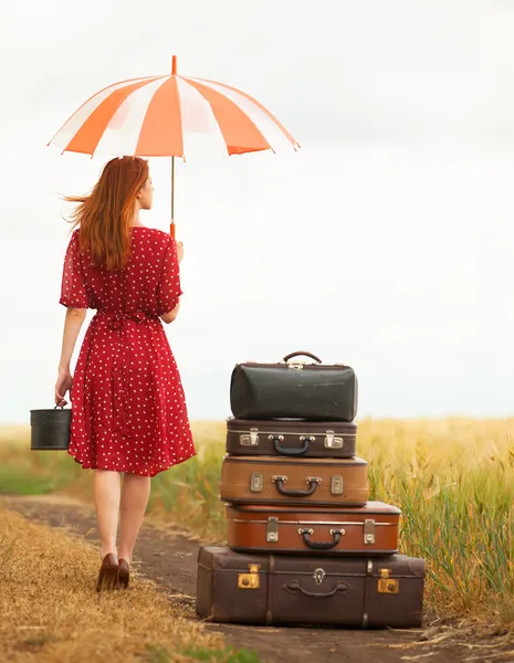 Pelirroja con maletas al aire libre — Foto de Stock