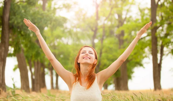 Pelirroja chica al aire libre — Foto de Stock