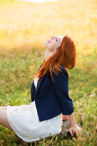 Jeune fille de mode au printemps en plein air . — Photo