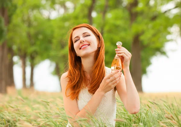 Rotschopf mädchen mit parfüm bei outdoor — Stockfoto