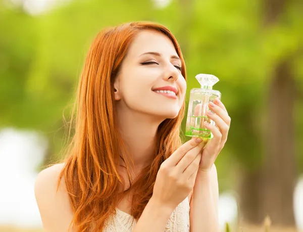 Redhead girl with perfume at outdoor — Stock Photo, Image