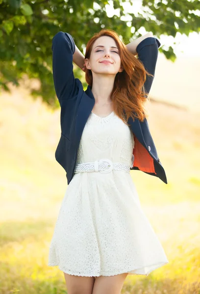 Menina de moda jovem na primavera ao ar livre . Imagem De Stock