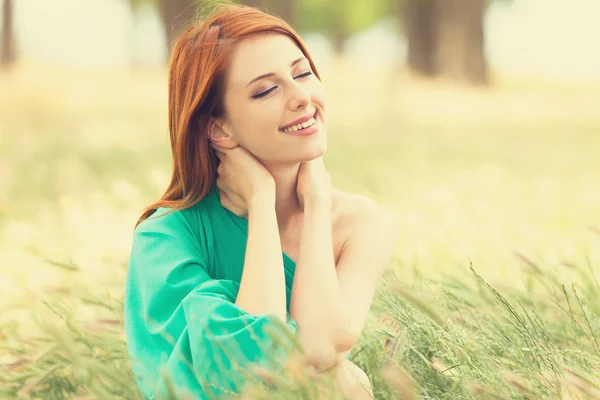 Pelirroja chica al aire libre — Foto de Stock