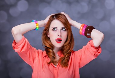 sürpriz Kızıl saçlı kız