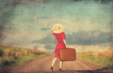 Kızıl saçlı kız çanta, açık.