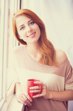 Kupa penceresi üzerinde olan güzel kadın.