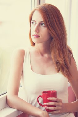 Kupa penceresi üzerinde olan güzel kadın.