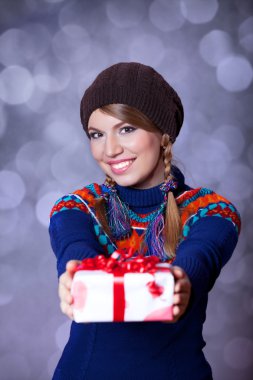 Sevgililer günü hediye kutusu ile sarışın kız.