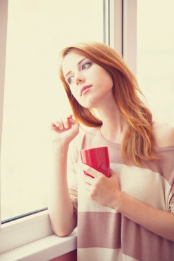 Kupa penceresi üzerinde olan güzel kadın.