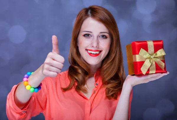 Ragazza rossa con scatola regalo. Bokeh . — Foto Stock