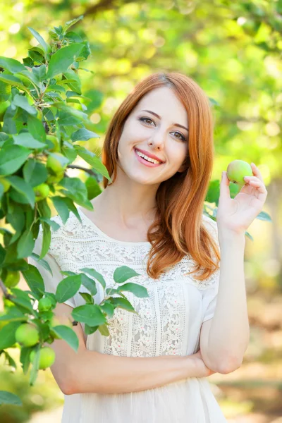 Ruiva menina ao ar livre — Fotografia de Stock