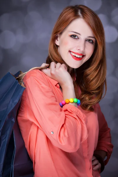 Rothaarige Frauen mit Einkaufstüten. — Stockfoto