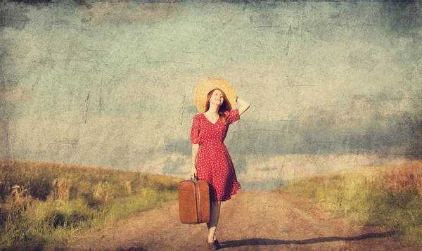 Menina ruiva com mala ao ar livre . — Fotografia de Stock