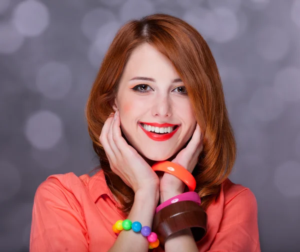 Menina ruiva bonita no fundo bokeh — Fotografia de Stock