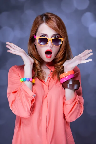 선글라스에 놀된 빨강 머리 소녀 — 스톡 사진