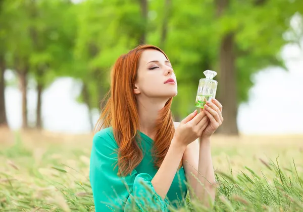 Rusovláska dívka s parfémy na venkovní — Stock fotografie
