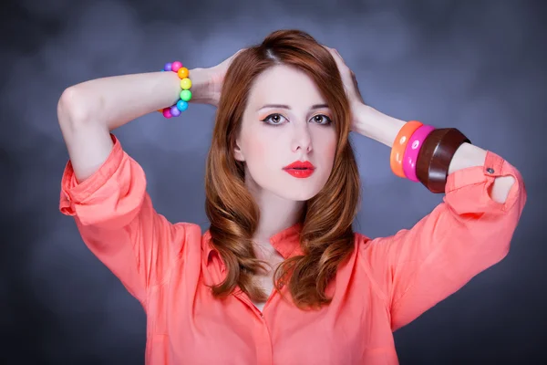 Belle fille aux cheveux roux à fond bokeh — Photo