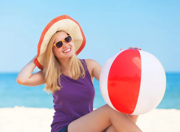 Teen flicka med leksak boll på stranden. — Stockfoto