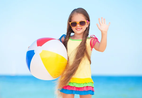 Liten flicka som leker på stranden med boll. — Stockfoto