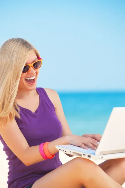 Blond tjej med anteckningsboken på stranden. — Stockfoto