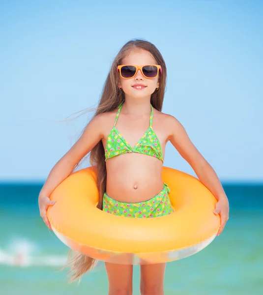 Dziecko z okulary i nadmuchiwany pierścień na plaży — Zdjęcie stockowe