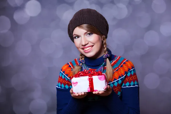 Блондинка с коробкой подарков на День Святого Валентина . — стоковое фото