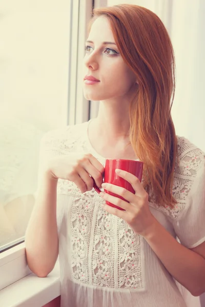 Belle jeune femme avec coupe sur la fenêtre . — Photo