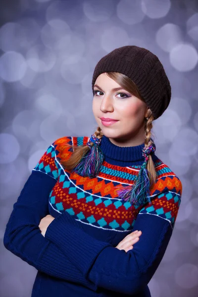 Beautiful girl in sweater in holidays time. — Stock Photo, Image