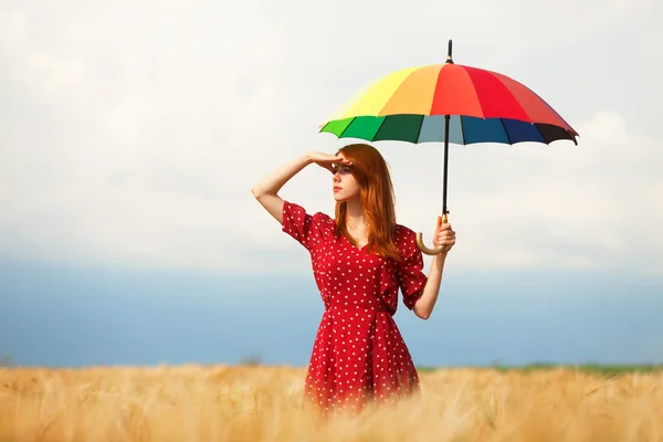 Fille rousse avec parapluie au champ — Photo