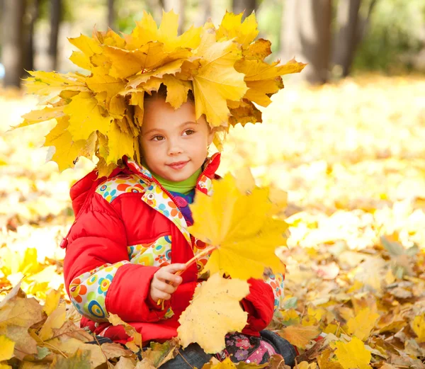 Παιδί στο πάρκο φθινόπωρο. εξωτερική. — Φωτογραφία Αρχείου