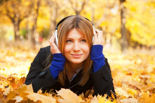 Portrait of a woman at outdoor with headphones. — Stock Photo, Image