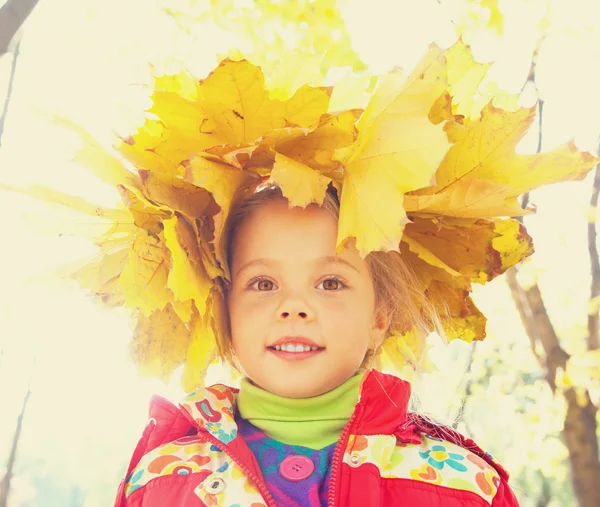 Kind im Herbstpark. Außenbereich. — Stockfoto