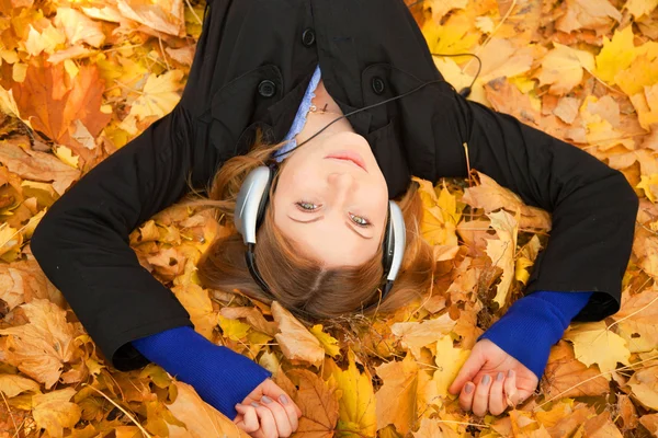 Portrait of a woman at outdoor with headphones. — Stock Photo, Image