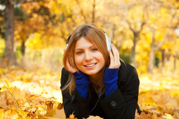 Προσωπογραφία γυναίκας σε εξωτερική με ακουστικά. — Φωτογραφία Αρχείου